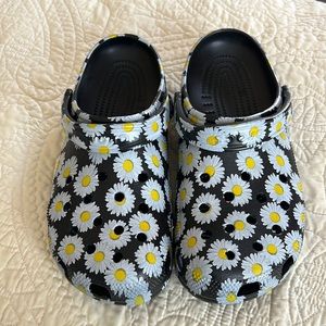 CROCS Daisy Clogs